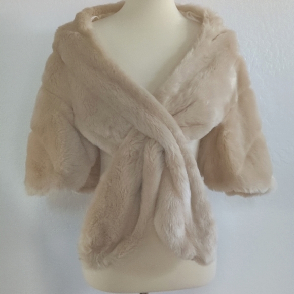 Donna Vinci Jackets & Blazers - Donna Vinci Faux Fur Shawl/Wrap/Capelet.  Beige/Cream